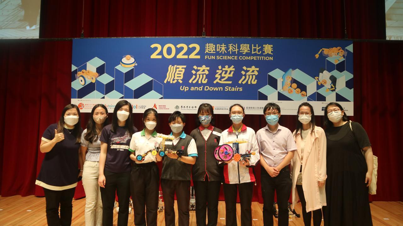 參賽同學與到場支持的老師們大合照