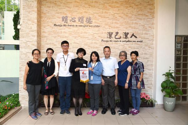 馬來西亞學校代表致送紀念旗予本校