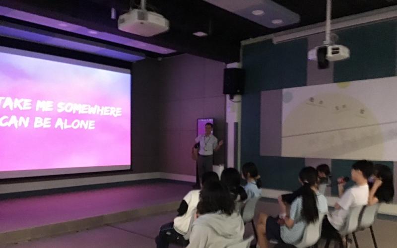 3B Cheung Tsz Wun getting into karaoke mood!